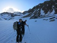 arrivo al rifugio, a sx dietro le nuvole la punta nera, a dx punta rossa