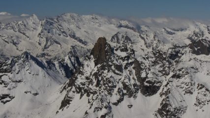 Uno scoglio nero tra le nevi (Becco meridionale della Tribolazione)