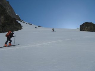 In salita lungo il pendio sotto il rifugio.