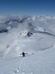 Un tratto ripido sci in spalla