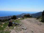 a sinistra sentierino single trek da evitare ... meglio dritti sulla taglaifuoco