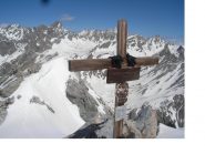 Il Brec du Chambeyron e nascosta dietro la croce l'Aiguille..