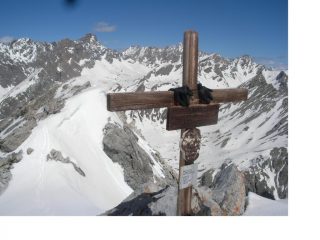 Il Brec du Chambeyron e nascosta dietro la croce l'Aiguille..