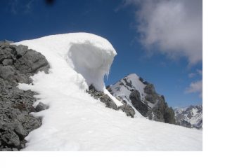 La pronunciata cornice dell'anticima..e a dx la vera vetta