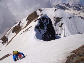 Maurizio in discesa da poco sotto la cima del Grabiasca  
