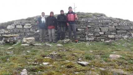 foto di gruppo in vetta al Monte Monega (19-5-2013)