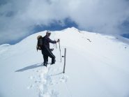 Sulla dorsale. In alto al centro la cima