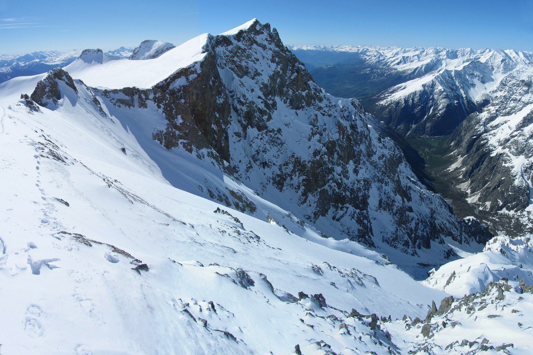 dalla vetta del Pic de Dormillouse, a sx il glacier du Monetier e al centro il Pic du Rif che copre la Pointe des Arcas