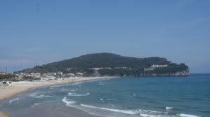 vista dalla spiaggia di Serapo