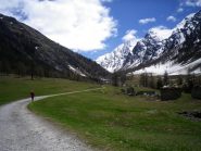 amena passeggiata, con la parete di sfondo.