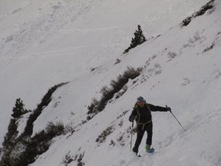 Meglio rimontare i ripidi pendii iniziali con i ramponi (Roby sta tribolando)
