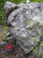 bel beoulder con passaggio sullo spigolo (5+) o nel fessurone svaso a sx (6b/6c)