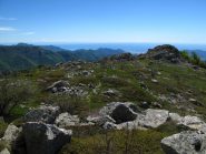 L'ultimo tratto di salita e dietro la piana di Albenga e il Mar Ligure