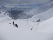 Alfonso sulle rocce che dividono i due canali a metà