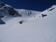 la famosa prua della nave emerge da un mare di neve