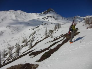 In salita sul sentiero, ma scenderemo tutto a sinistra