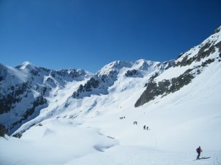 al centro la cima di collalunga