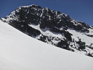2 settimane prima: sulla dx si vede il piccolo canale incassato che avevo salito, al centro è evidente il canale dei Cembri, meno innevato rispetto ad oggi