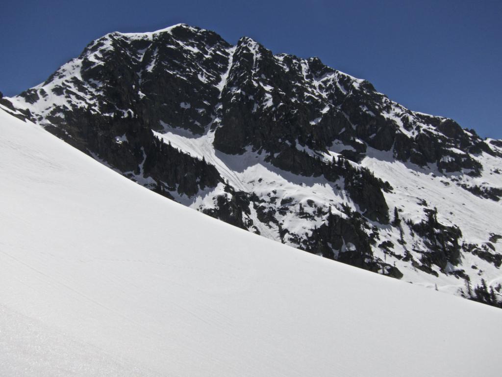 2 settimane prima: sulla dx si vede il piccolo canale incassato che avevo salito, al centro è evidente il canale dei Cembri, meno innevato rispetto ad oggi