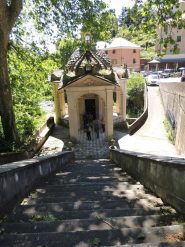 la Scala Sacra tra il paese ed il santuario dell'Acquasanta