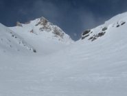 in vista del Truc Peyron, il vento cala di intensità e cominciamo a sperare ....