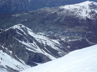 Vista sull'ameno villaggio del Sestriere, dalla cima
