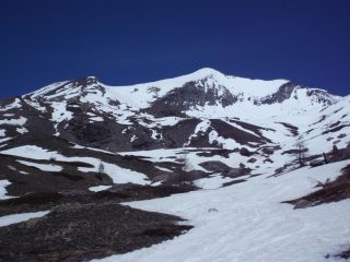 Dall' ultima lingua di neve, sguardo all 'indietro sulla montagna