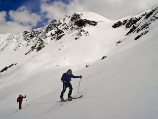 Sui pendii superiori, sfondo il vero Colle di Tsa Seche, a sin la Pointe Vallettaz