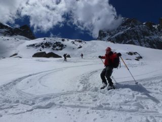 Discesa sotto la costa piatta gelata