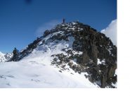 La rocciosa vetta della Rocca Negra.. con Paolo gia' in punta e Rodo che segue..