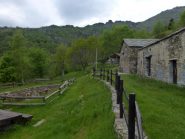Alpe Bellono e sullo sfondo il Roc dla Cruasera
