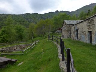 Alpe Bellono e sullo sfondo il Roc dla Cruasera