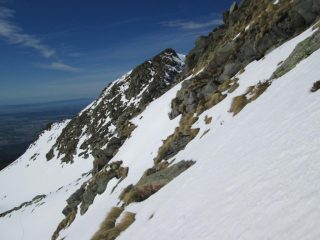 Vista della parete da circa metà del canale. Inclinazione del pendio intorno ai 40-45°.