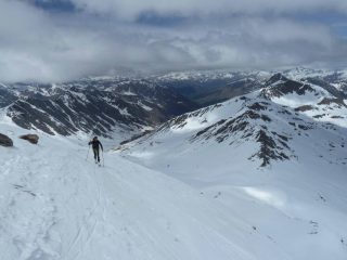 Arrivo in cima sci ai piedi