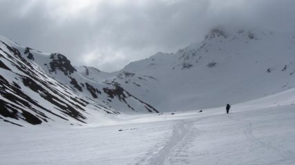 ...salendo nell'ampia conca con nubi un poco minacciose...