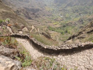 dal valico il sentiero di discesa 