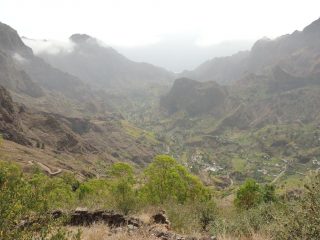Dal valico vista su tutta la valle con in fondo l'oceano