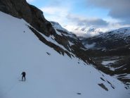 prime rampe super innevate - sullo sfondo si vede il sentiero da percorrere sci in spalla