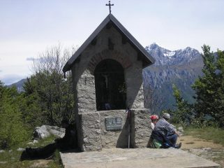 cappella al s.e.v sullo sfondo innevata la grigna