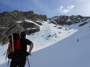 A sx. la forcella 2690, al centro, sotto la nuvola, la cina NW