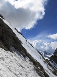 Gian e Matti sul pendio sotto la cima