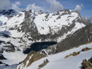 Neve dalla cima, ma poco sotto tratti di rocce...