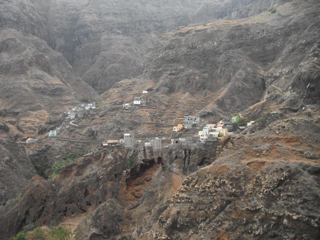 Il paese di Fonthaynas, abbarbicato sulle rocce