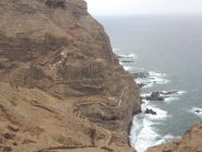 Il sentiero in discesa verso Corvo (non visibile) ed in risalita sul versante opposto 