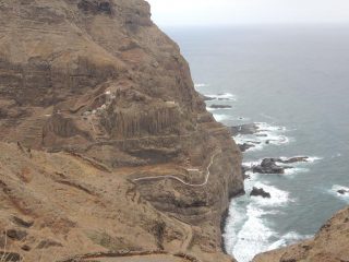 Il sentiero in discesa verso Corvo (non visibile) ed in risalita sul versante opposto 