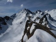 l'ometto della vetta con lo sfondo della Cima Las Blancias e delle Cime di Vens