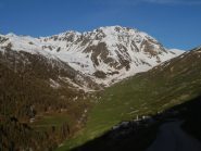 arrivo a Ferrere, sullo sfondo il Pebrun e l'Aiga