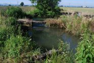 La passerella in cemento con l’obbligo di attraversamento per arrivare a Castelmerlino