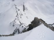 La cresta di salita dall'alto..notevole la gran quantita' di neve che la ricopre..(tutta)