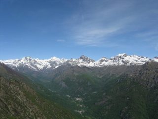 lo spettacolo del fondo valle: azzurro, bianco, verde